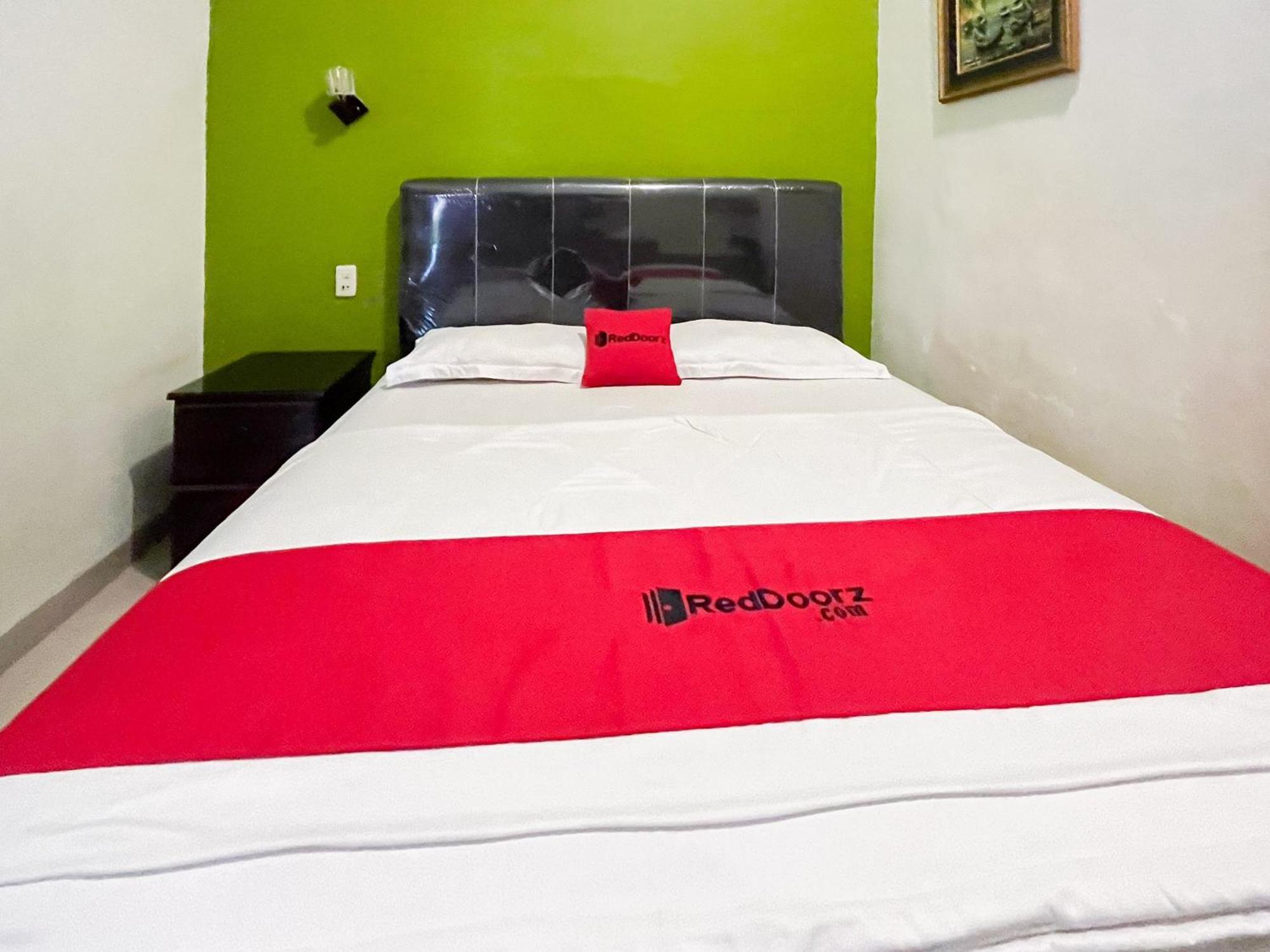 Отель Reddoorz Near Pantai Pandan Sibolga 2 Halangan Экстерьер фото